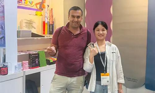 Os tapetes de ioga tornam-se o foco e uma nova tendência de vida saudável está ganhando popularidade.